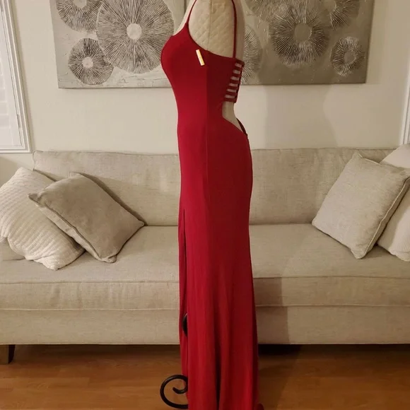 La Femme Caged Strappy-Back Gown size 6 in Red. - Picture 4 of 9